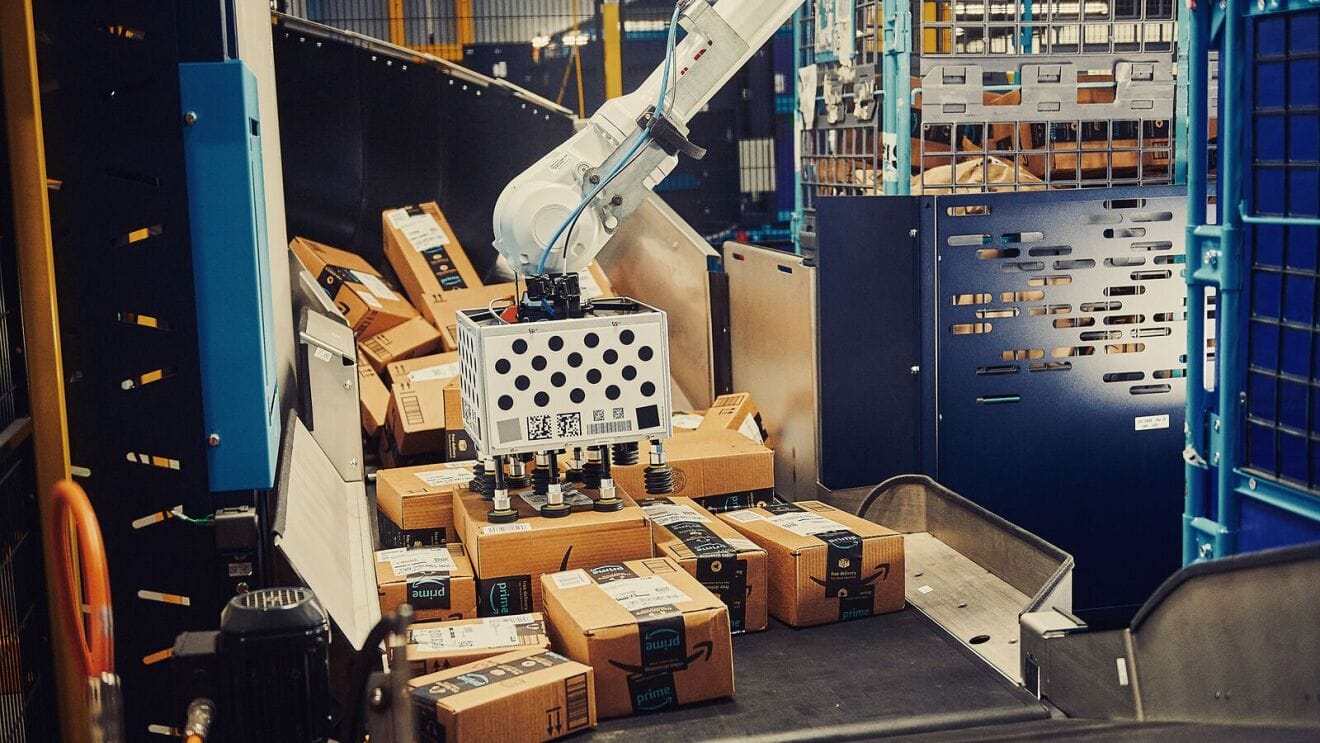 Cardinal is capable of lifting packages that weigh as much as a bag of cement (Image: Amazon)